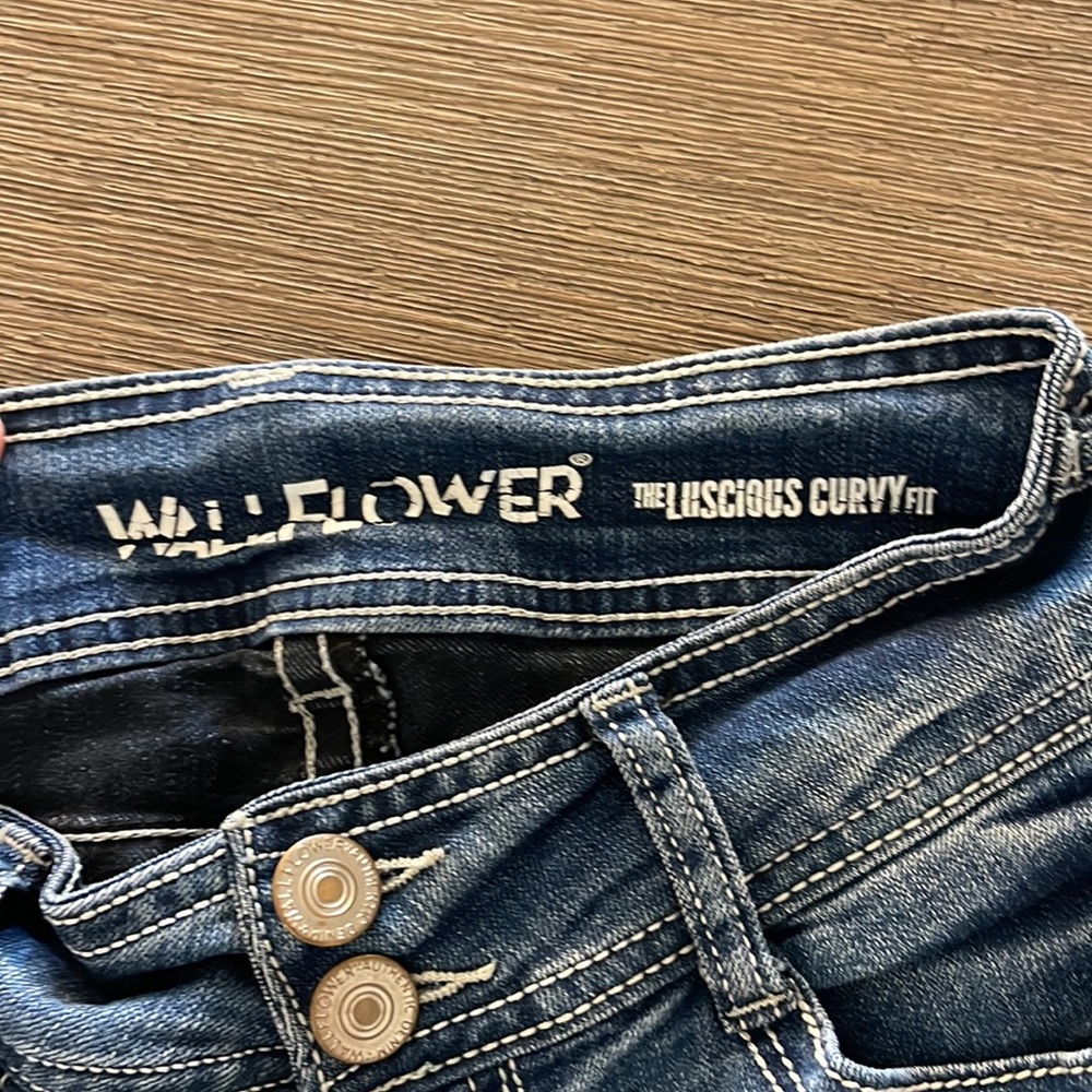 WallFlower Women's Luscious Curvy Bootcut Mid-Rise Juniors Jeans. Size 0 Reg. - Picture 2 of 5